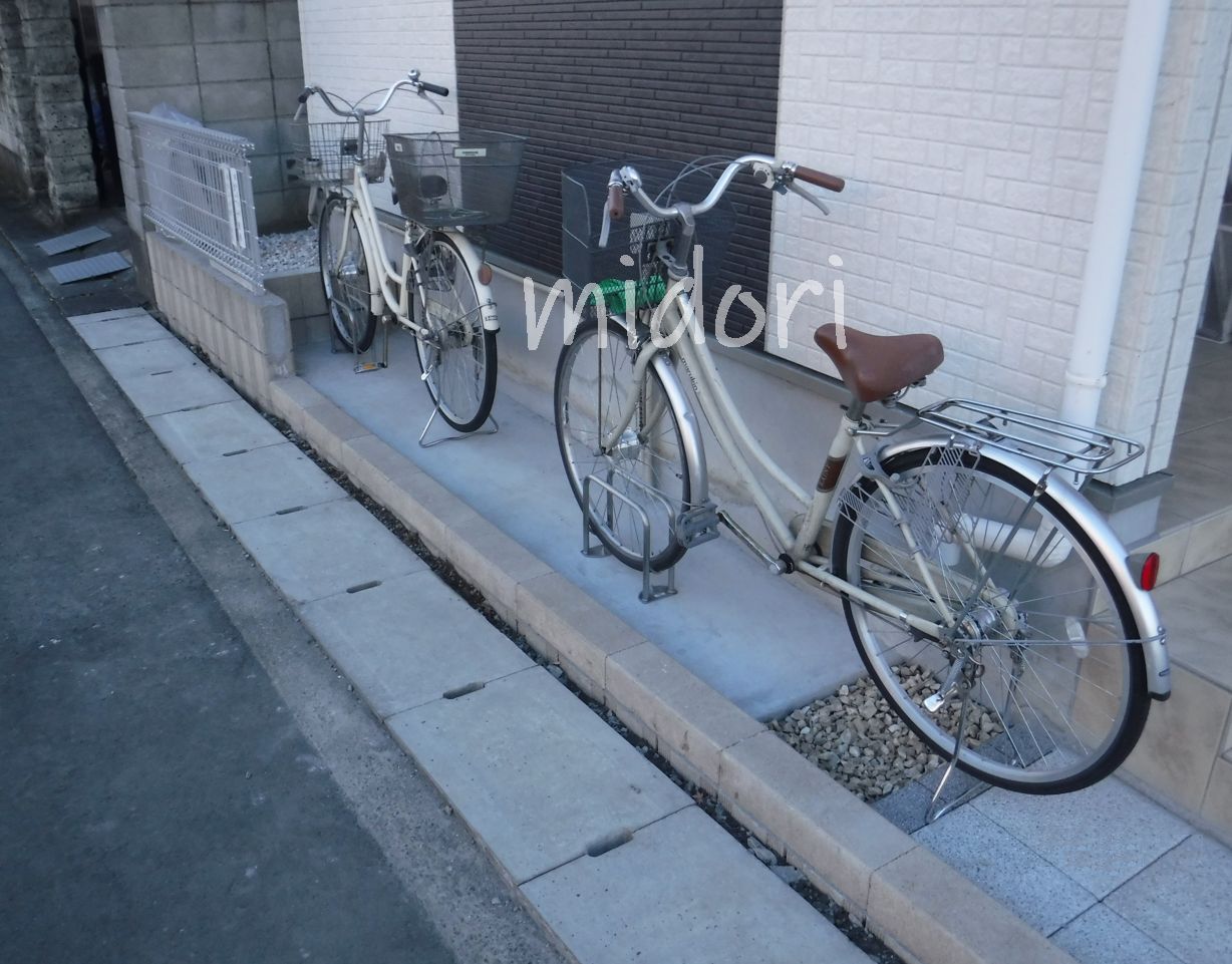 倒れてしまわないように自転車のタイヤをバッチリキャッチします☆