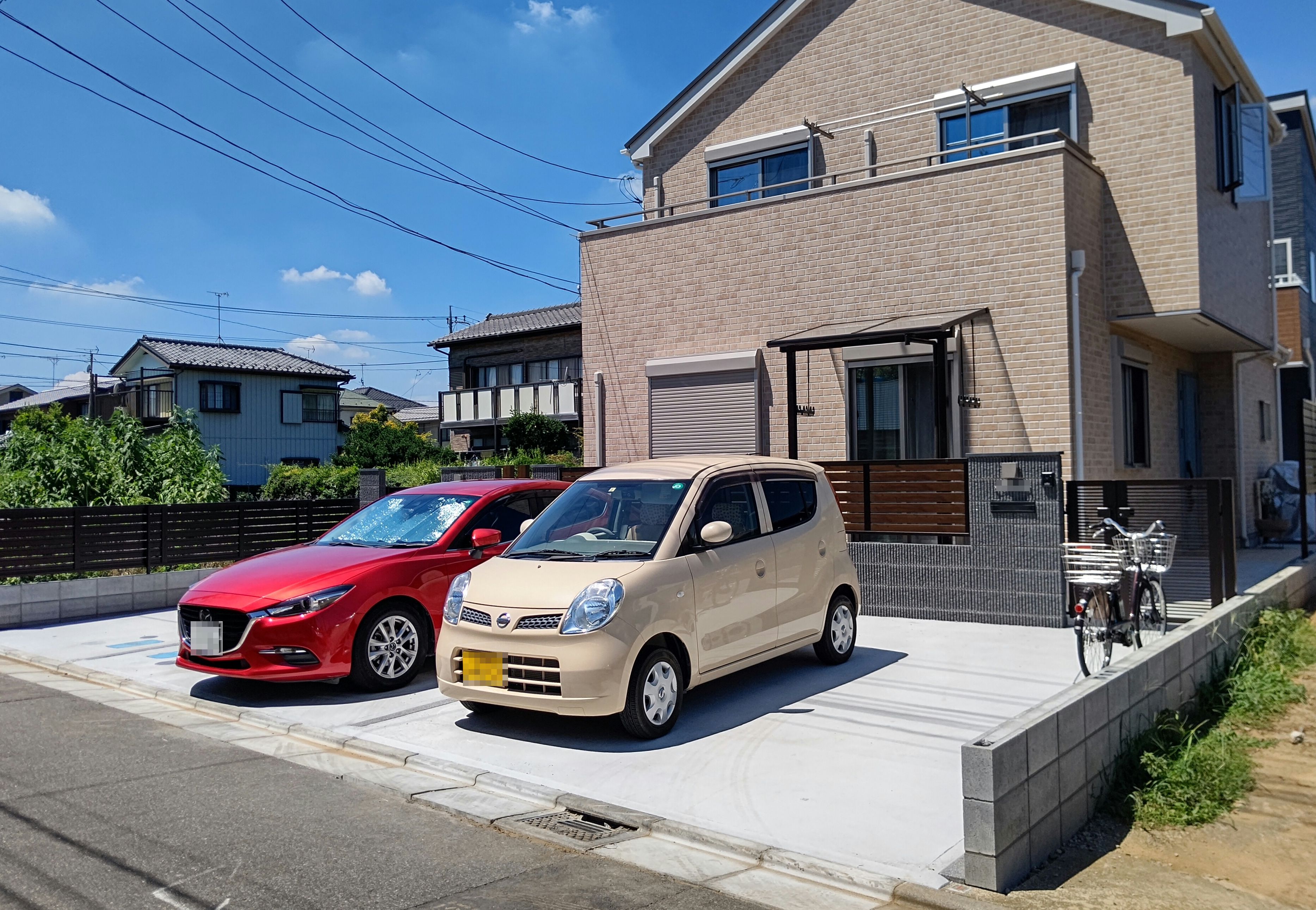 距離感のちょうど良い敷地内同居。今回の施主様の外構を任せていただきました。 入り口を分けることによって、お互いの生活ペースをくずさずに過ごせます。