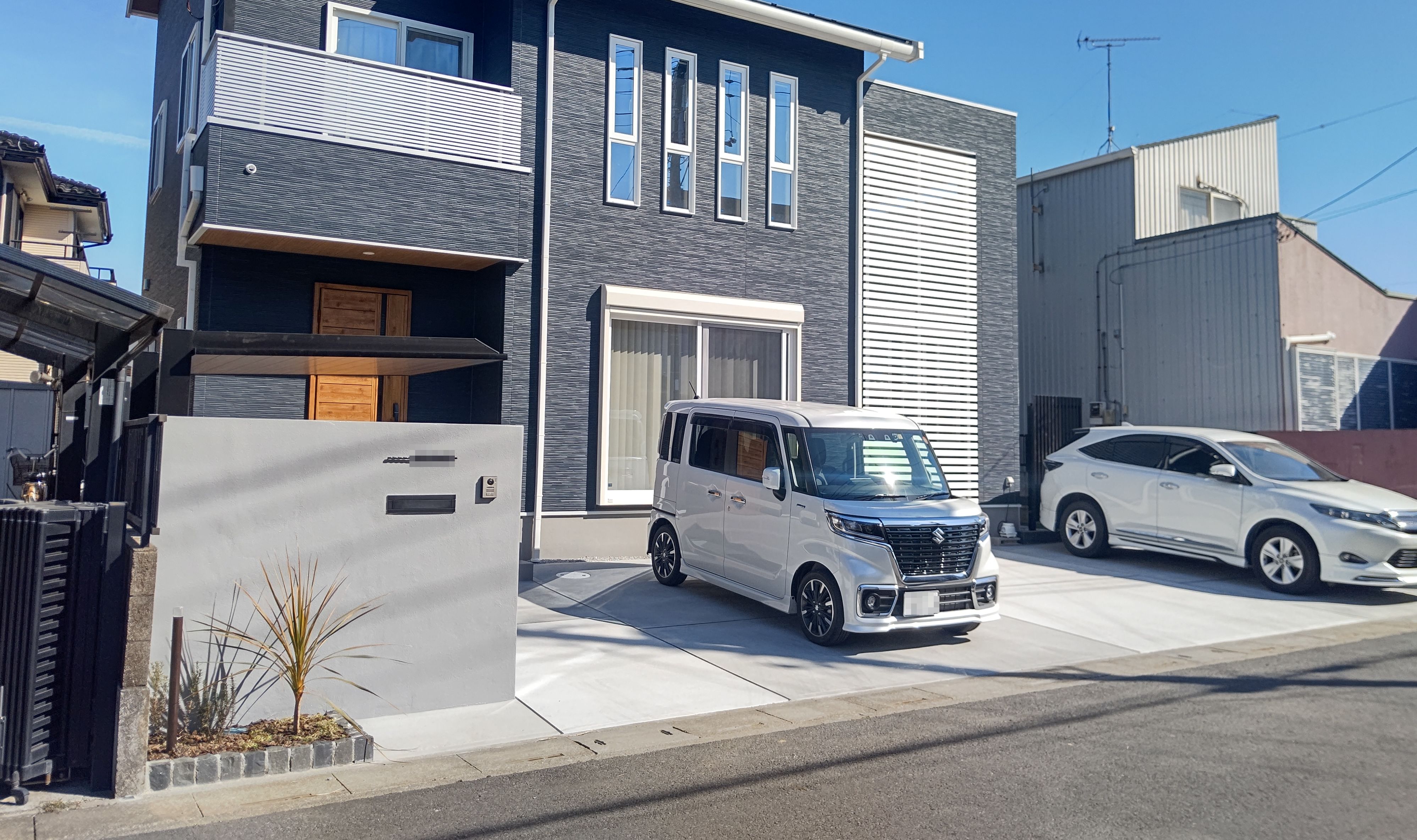 ↑完成です♪　施主様のこだわりの色でかっこいいですね☆ワンポイントの小舗石の花壇も素敵です☆